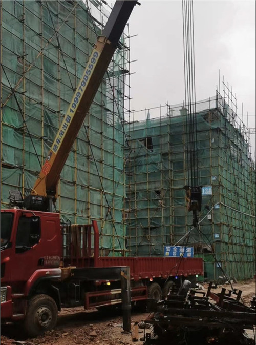 千山区“慢工细活”—— 吊车的 “微动控制” 技术